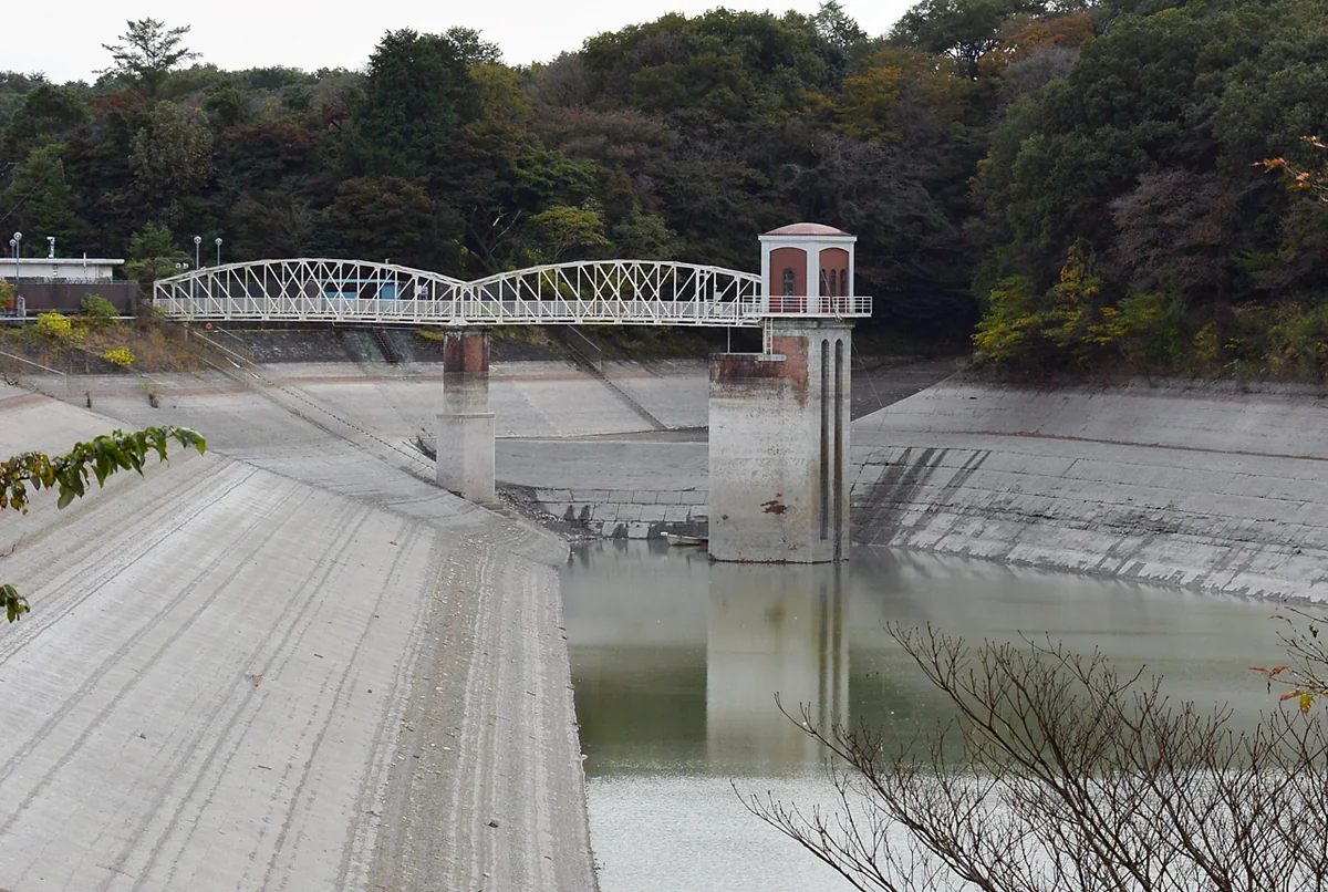 村山上貯水池の取水塔と湖面